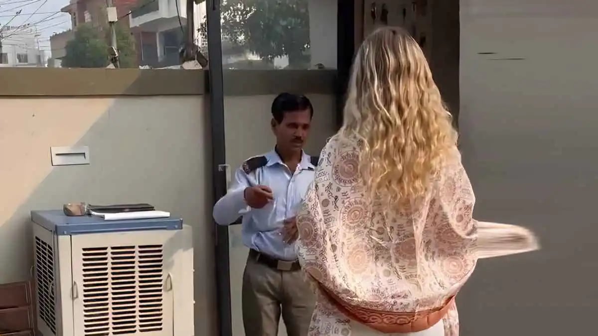 بسبب "كيس قمامة".. حارس أمن في الهند يصدم سائحة أمريكية (فيديو)
