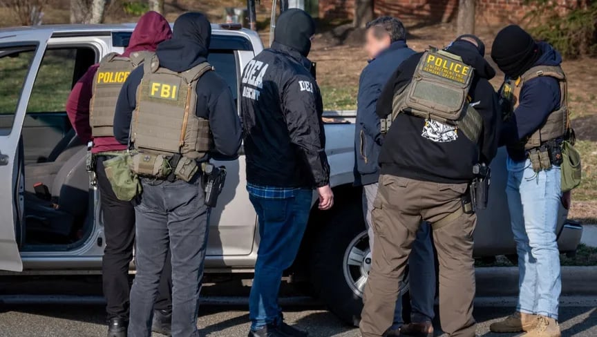 عناصر FBI ينتشرون في واشنطن بعد دعوة ترامب لإخلاء العاصمة من المشردين