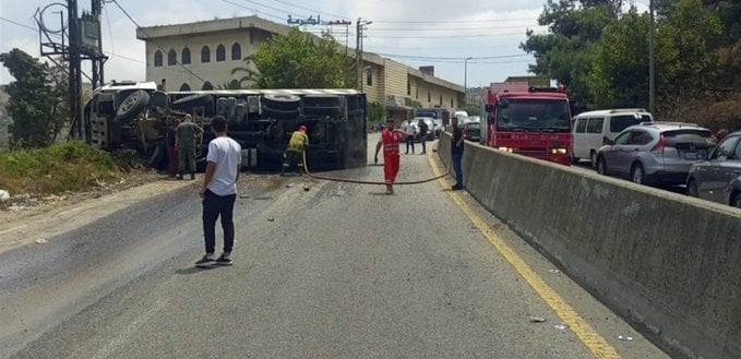 بالفيديو: انقلاب شاحنة بسبب السرعة