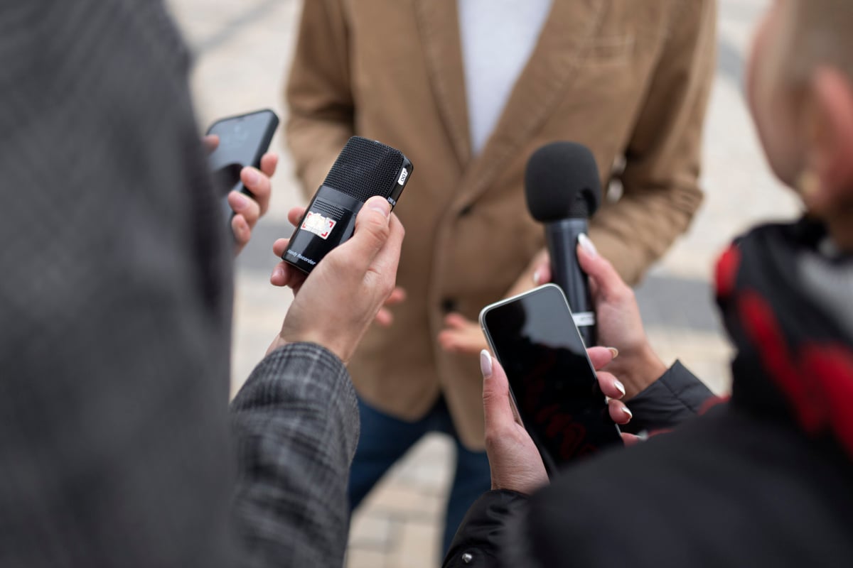 بعد الإساءة للصحافيين.. نقابة المحررين تطالب برّاك بالاعتذار
