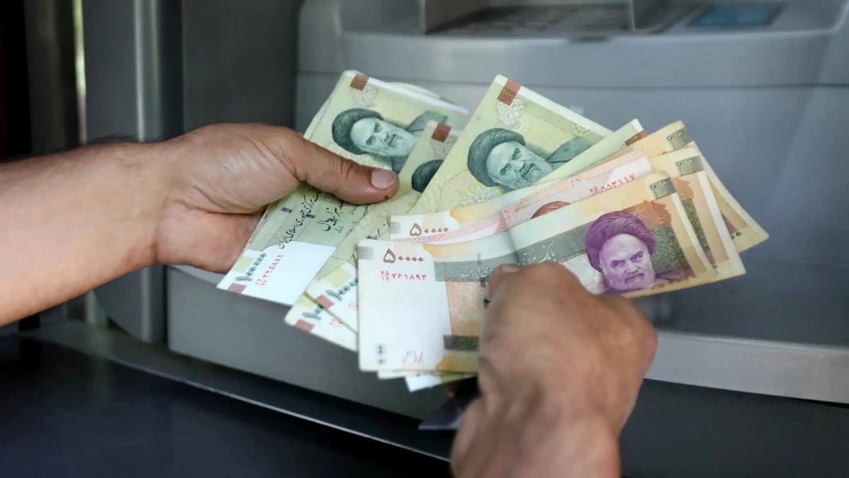 تراجع العملة الإيرانية إلى أدنى مستوى!