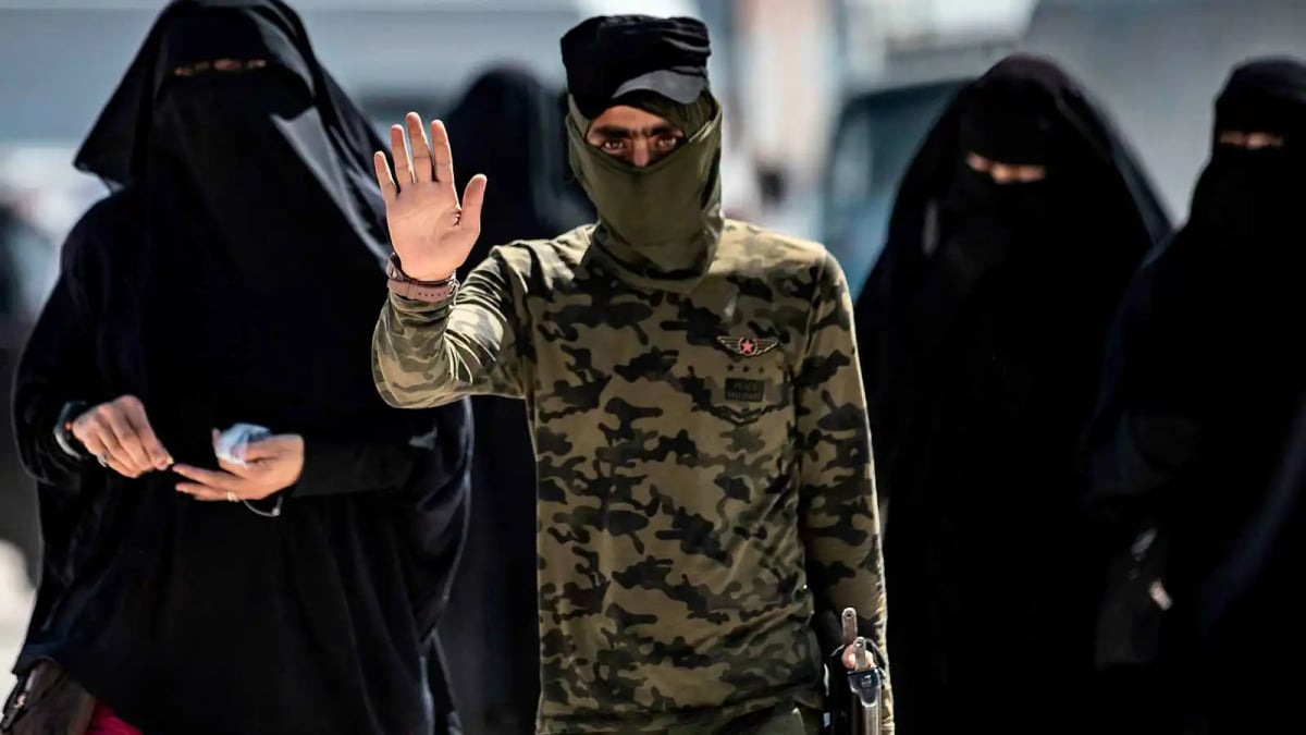 من معلمة في جبال فرنسا إلى ركام الرقة مع داعش.. من هي كريستين ألان؟