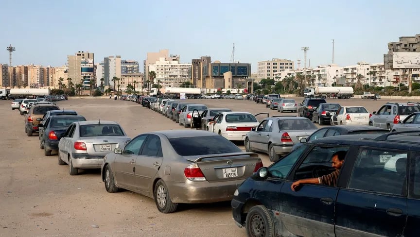 طوابير طويلة ومحطات مغلقة.. أزمة البنزين تتجدد في مدن ليبية