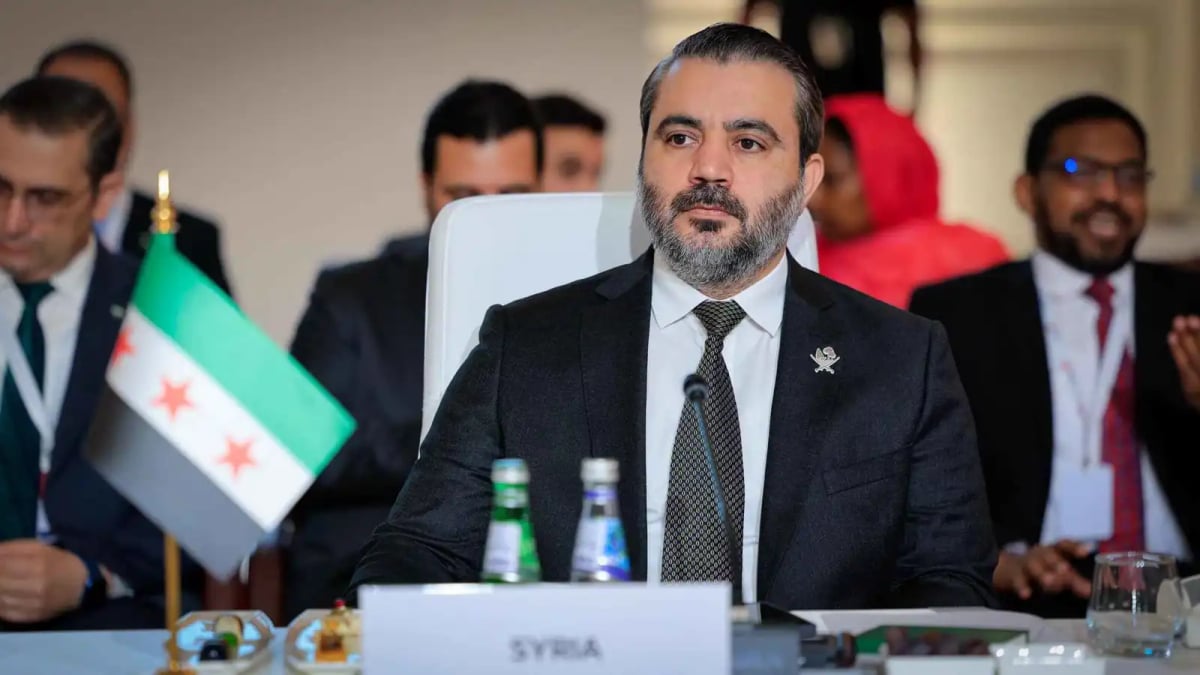 بدلاً من "عقاب سوريا".. الشيباني يضع شعار قطر خلال قمة الدوحة (صور)