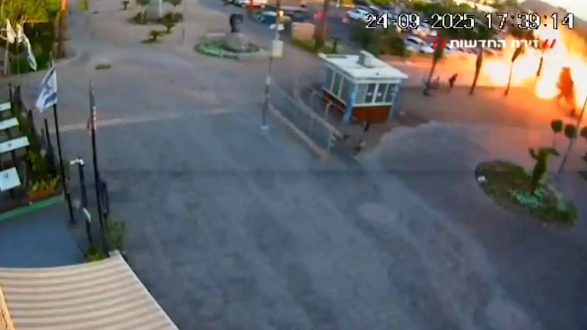 لقطات جديدة.. نجاة إسرائيليين بأعجوبة إثر انفجار مسيرة حوثية في إيلات (فيديو)