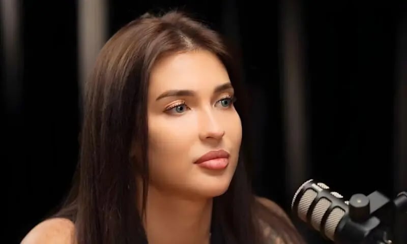 غيّرت لون عينيها أثناء الحمل أملاً بإنجاب طفل بعيون زرقاء