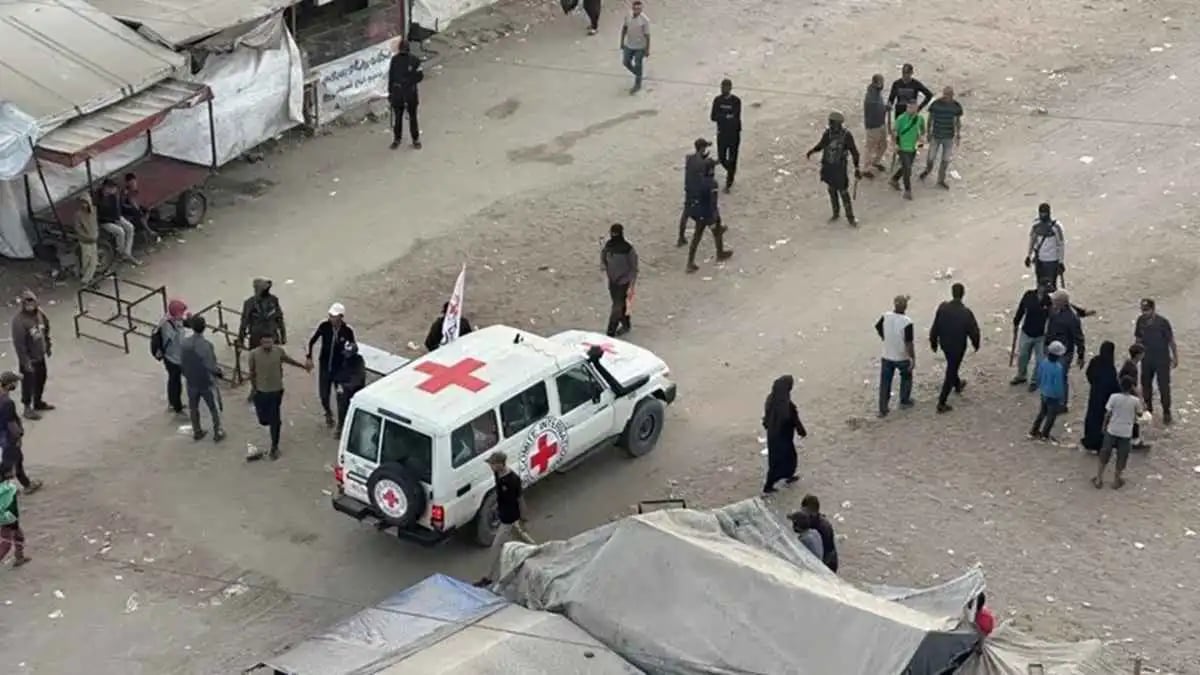 الجيش الإسرائيلي يُعلن تسلم 7 رهائن أفرجت عنهم حماس (صورة)