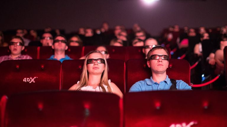 بريطانيا تدفع ثمنا باهظا لتهديد ترامب.. 100% تعريفات على صناعة الأفلام
