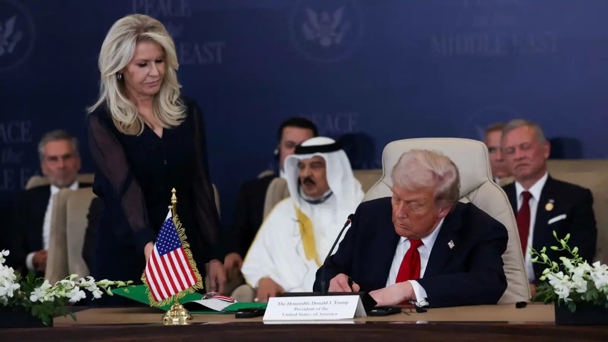 نار تحت رماد الاتفاق.. لماذا يتجنّب ترامب أسئلة اليوم التالي في غزة؟