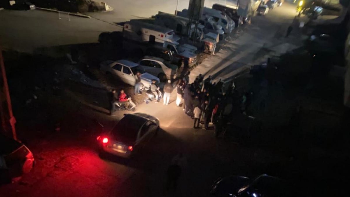 بالفيديو: مؤيدو حزب الله يتجمعون أمام منزل معارض... والاخير "حياتي بخطر"