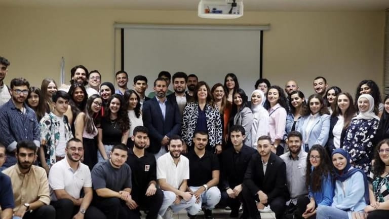 بايراقداريان التقت مجموعة من الطلاب الجامعيين