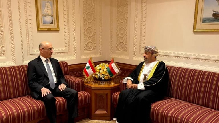 مشاورات بين الحجار ونظيره العماني