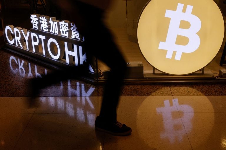 بيتكوين تهزّ ثقة الأسواق وتربك الشركات.. فقاعة تتآكل أم اختبار قاسٍ؟
