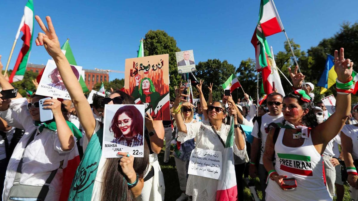 مخاوف من "ثورة مهسا" جديدة.. خامنئي يوجه بتشديد صارم للحجاب