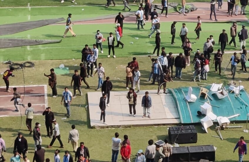 اقتحام للملعب وأعمال شغب.. طوفان جماهيري يفسد زيارة ميسي إلى الهند (فيديو)