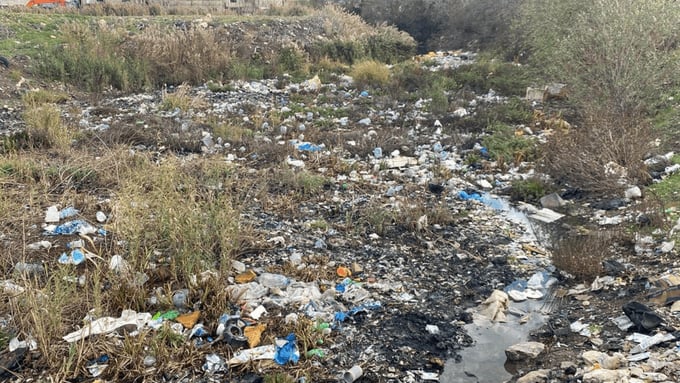 بالفيديو: تراكم كبير للنفايات… في النهر!