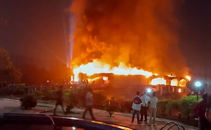 بالفيديو: قتلى إثر احتراق ملهى ليليّ