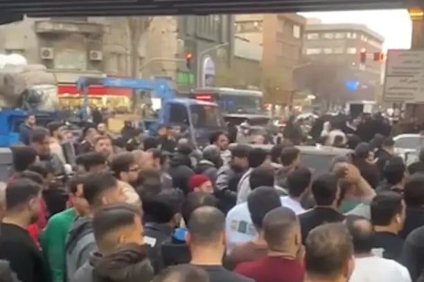 احتجاجات وإغلاق محال في طهران بسبب انهيار تومان