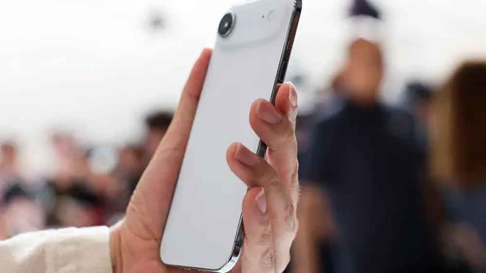 تسريبات تكشف أول آيفون قابل للطي بلا منفذ SIM