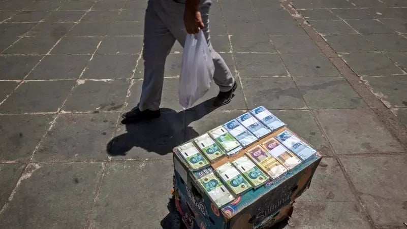 تحت ضغط الاحتجاجات.. بزشكيان يتحرك لاحتواء أزمة انهيار العملة الإيرانية