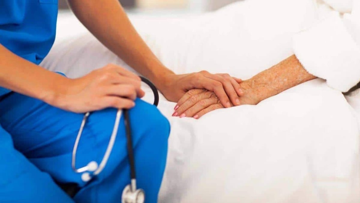 استغلّ مهنته الإنسانية… ممرّض يسرق مرضاه
