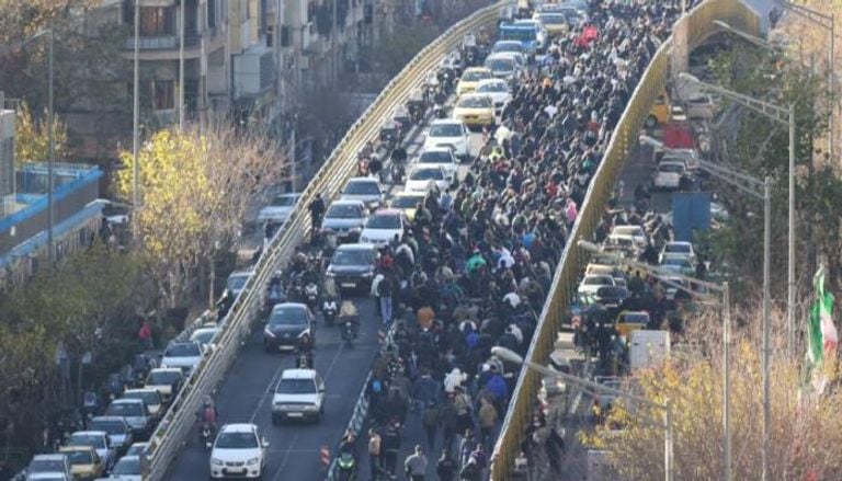 مقتل عنصر من قوات الباسيج وإصابة 13 آخرين خلال احتجاجات غرب إيران