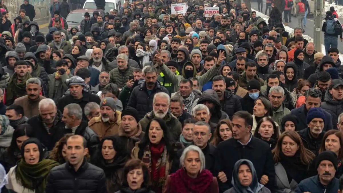 بعد محاولات العبور لسوريا.. تركيا تحظر التظاهرات المؤيدة للأكراد على الحدود