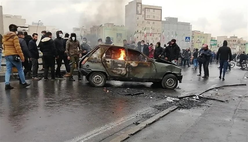 مظاهرات في أكثر من 100 مدينة وبلدة.. إيران تشتعل وحرائق واسعة في طهران