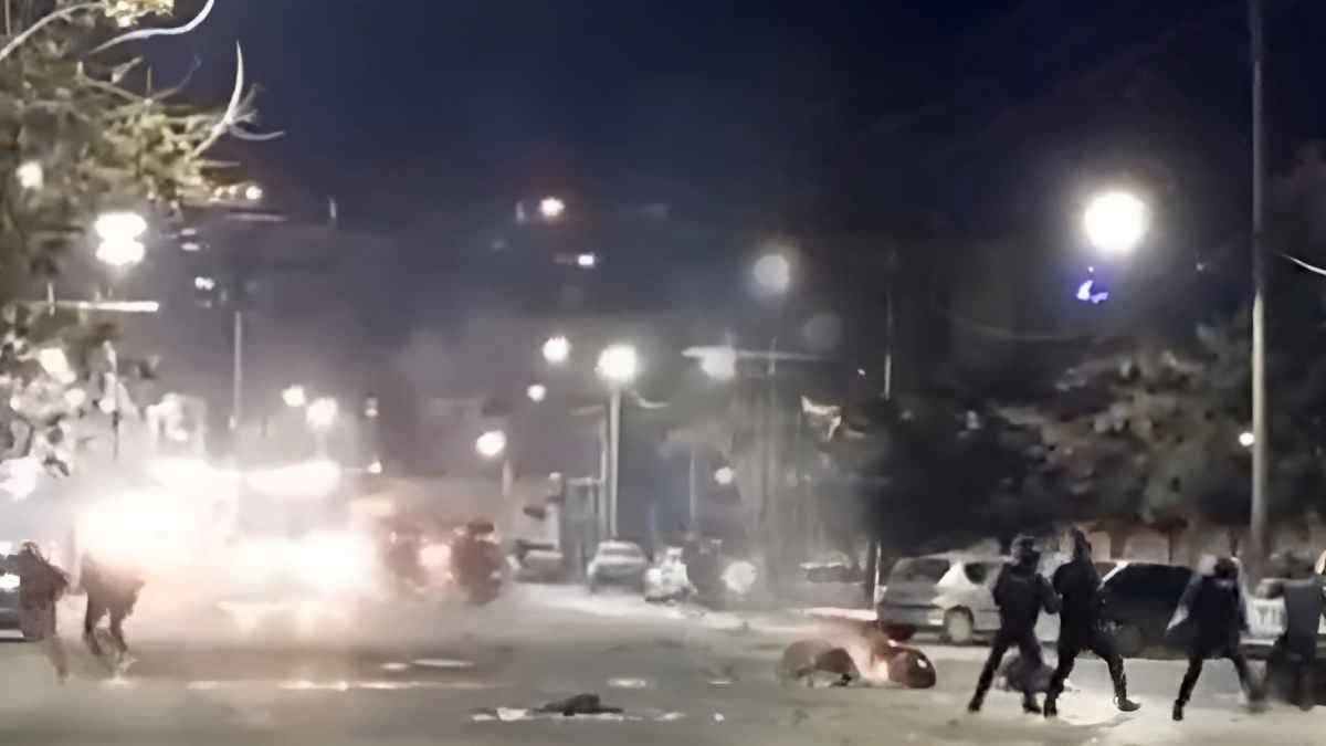 مقتل 19 محتجاً.. سياسة "القمع الناري" للتظاهرات تعمق أزمة إيران (فيديو)