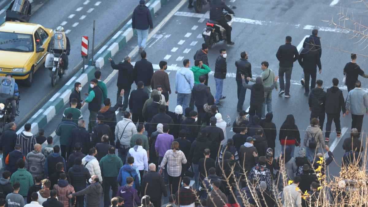 الشرطة الإيرانية تقر باتساع الاحتجاجات وتحذر من "انتفاضة مسلحة"