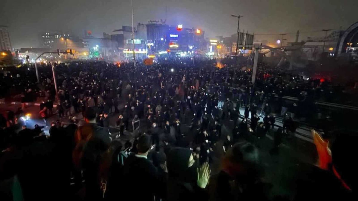 في يومها الـ14.. الاحتجاجات الإيرانية تشتعل بـ190 مدينة (فيديو)