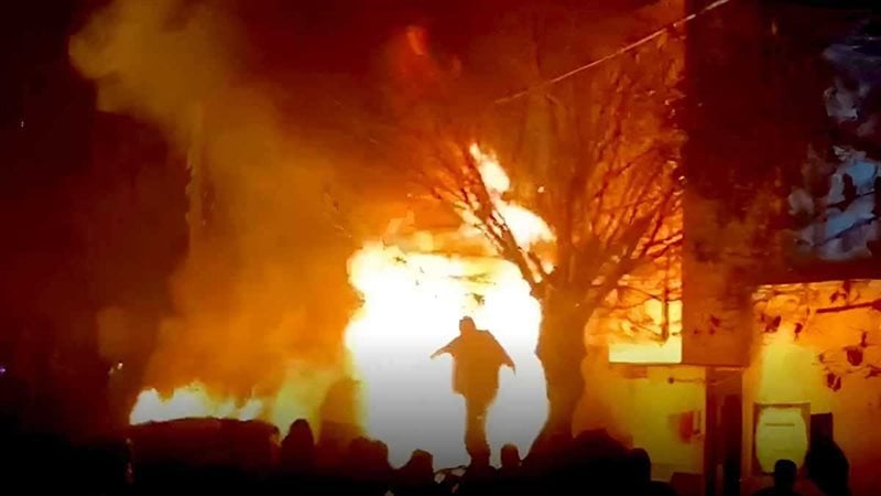 متظاهرون يحرقون مقرات "الحرس الثوري" و"الباسيج" في عدة مدن إيران (فيديو)