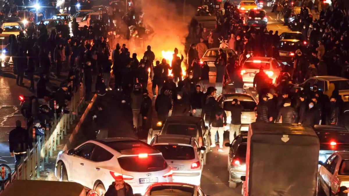 إيران تطلق سراح قياديَّين إصلاحيَّين اعتقلا إثر التظاهرات