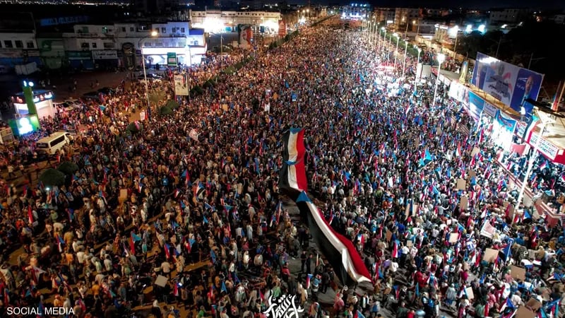 حشود ضخمة في عدن ترفض إقصاء “الانتقالي”… ماذا يحدث في الجنوب؟