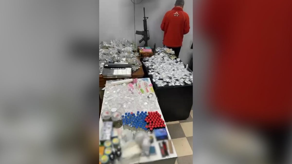 بالفيديو: مستودع مخدرات ضخم في زوق مكايل