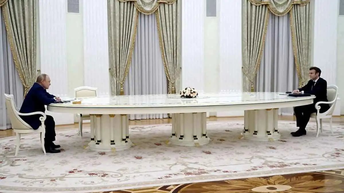 ماكرون يكشف عن "تحضيرات فنية" للقاء بوتين