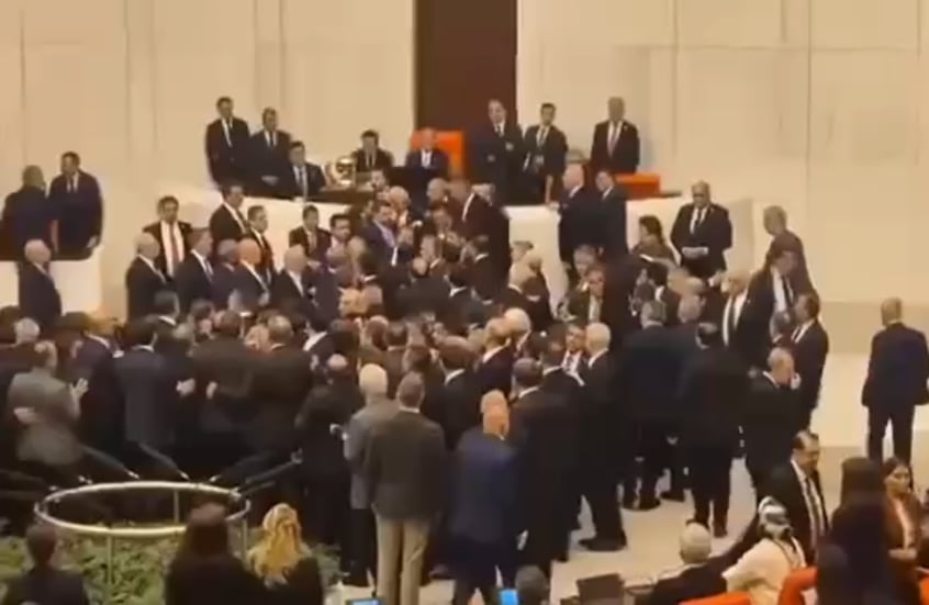 شجار عنيف بين النواب في البرلمان التركي (فيديو)