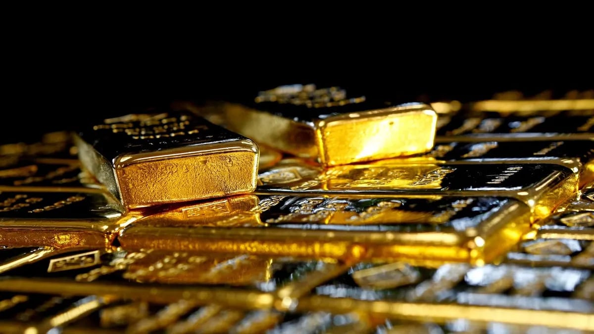 الذهب يتراجع من أعلى مستوى في 3 أسابيع