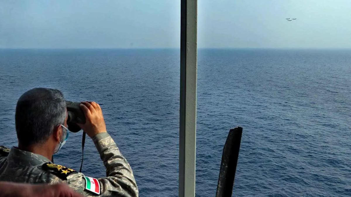 إيران تنشر 40 زورقا حربيا في مضيق هرمز