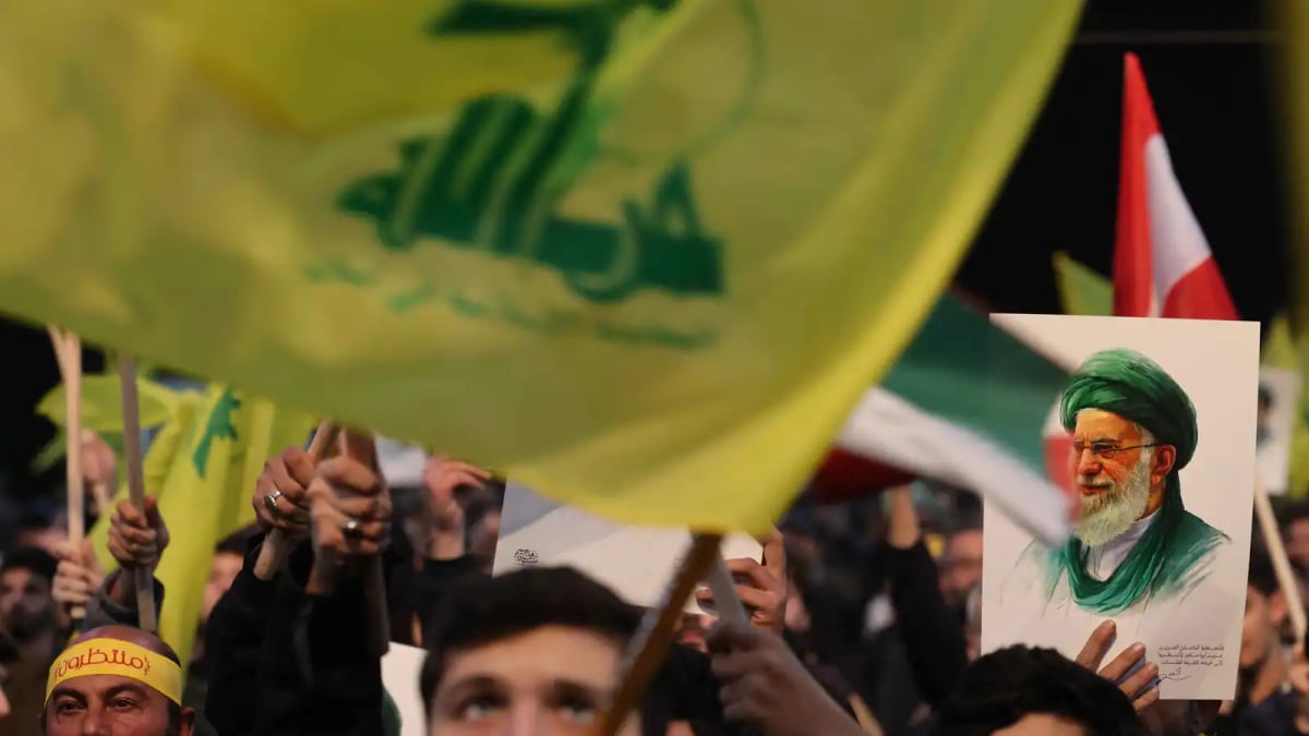 "يديعوت أحرونوت": إيران تضغط على حزب الله لدخول الحرب المحتملة