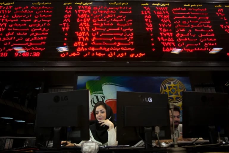 إيران تعلق التداول في أسواق المال