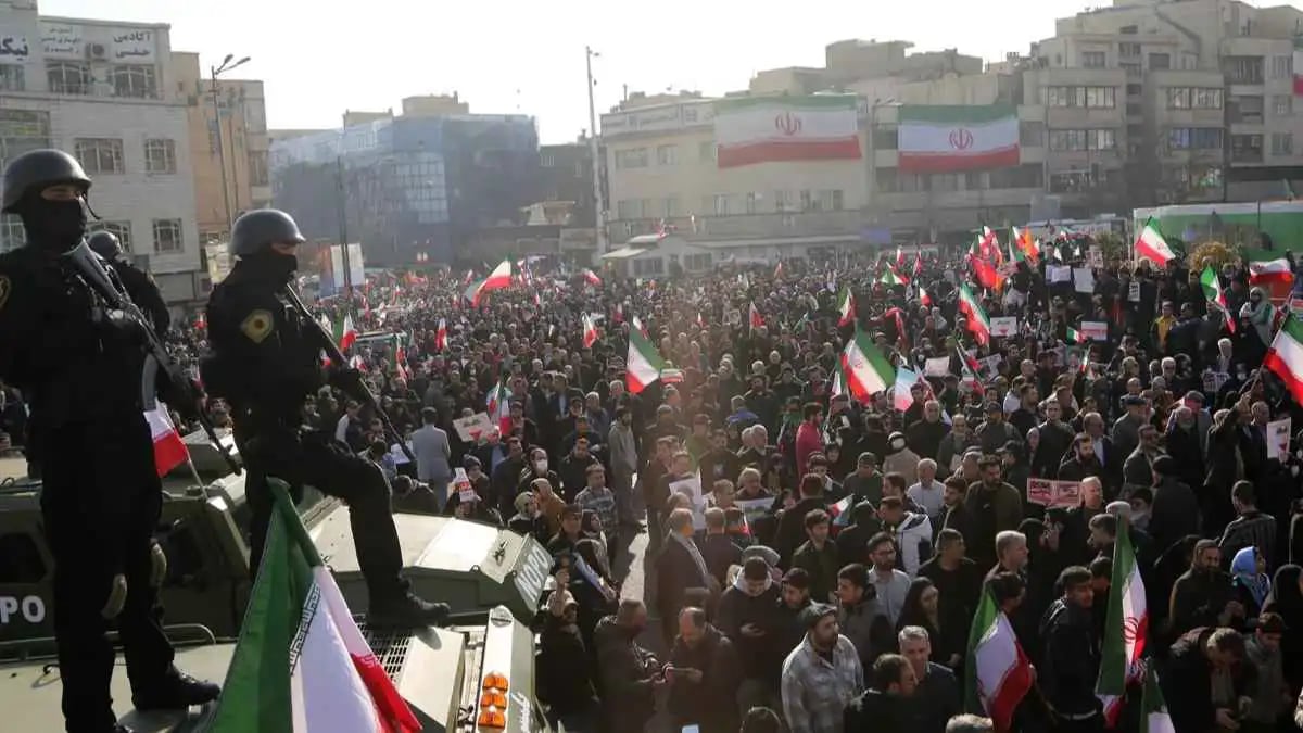 مع الحشد العسكري.. الاستخبارات الأميركية تعرض على الإيرانيين "التعاون" معها