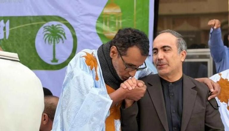 تقبيل يد سفير إيران.. إفطار رمضاني يفضح التحالف بين الإخوان وطهران
