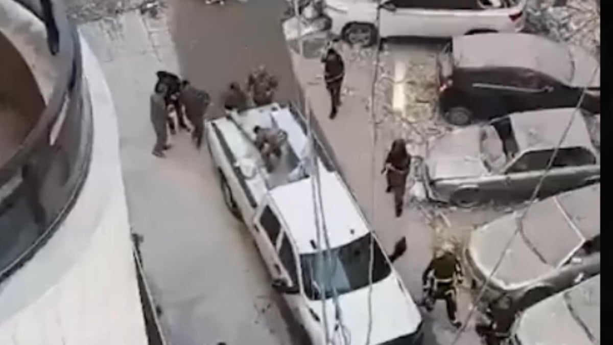 بالفيديو: الجيش اللبناني ينقل صاروخًا لم ينفجر في شقة بعائشة بكار