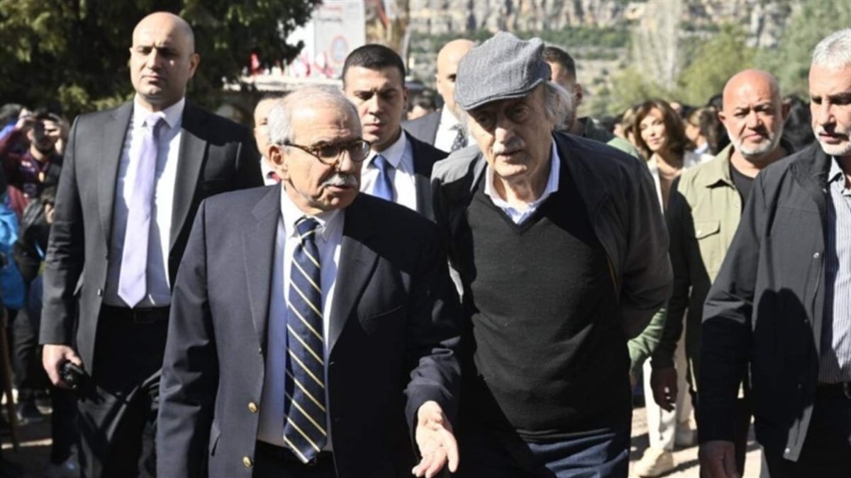 جنبلاط تلقى اتصالاً من سلام… وتشديد على الوحدة والتضامن