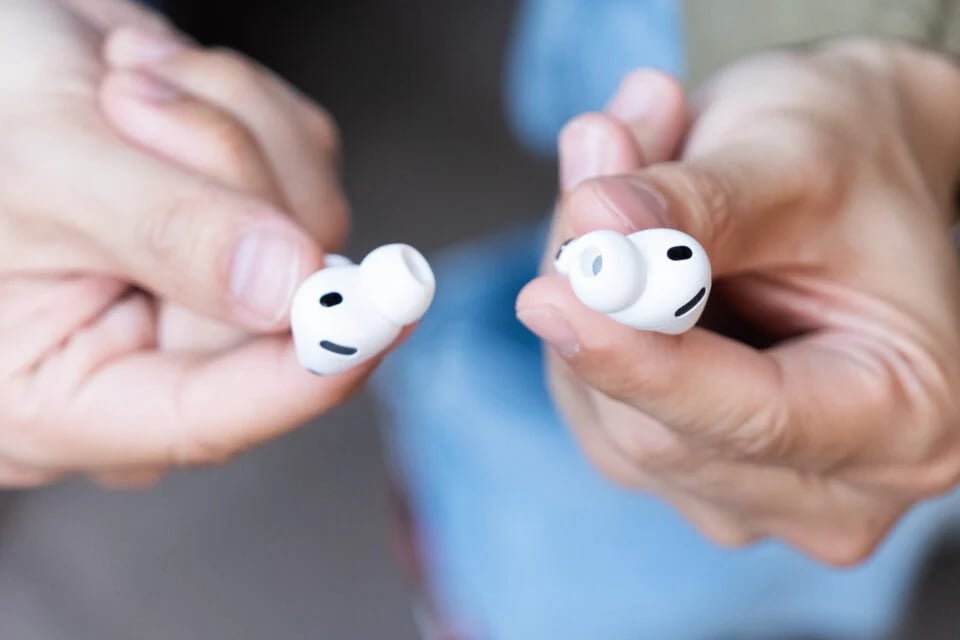 تجميد مشروع سماعات آبل AirPods المزودة بكاميرات وفق تسريبات حديثة