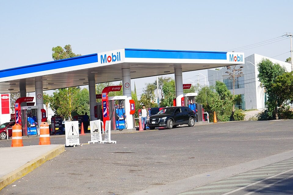 ترامب يأمر وزارة العدل بالتحقيق في تلاعب شركات النفط بأسعار البنزين