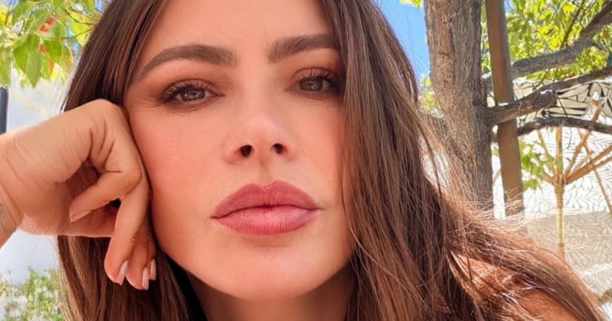 Sofía Vergara destaca con top ajustado y tirantes finos