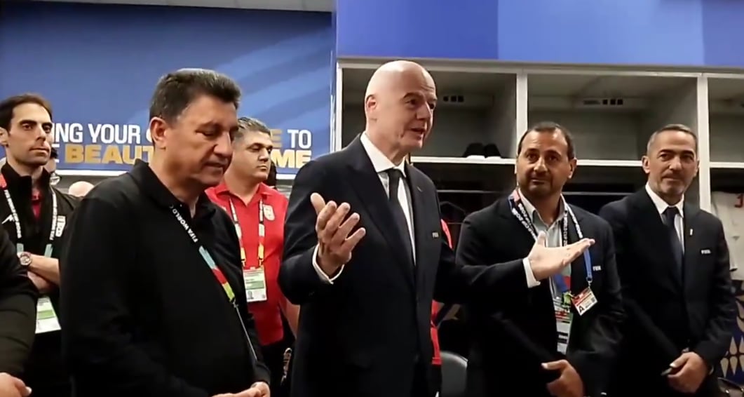 Infantino surprend les joueurs iraniens après leur match contre la Nouvelle-Zélande