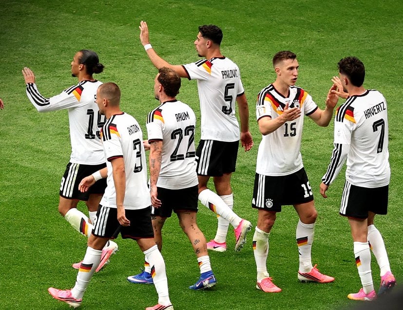 أديداس توضح سبب نفاد حرف V في قمصان لاعبي المنتخب الألماني